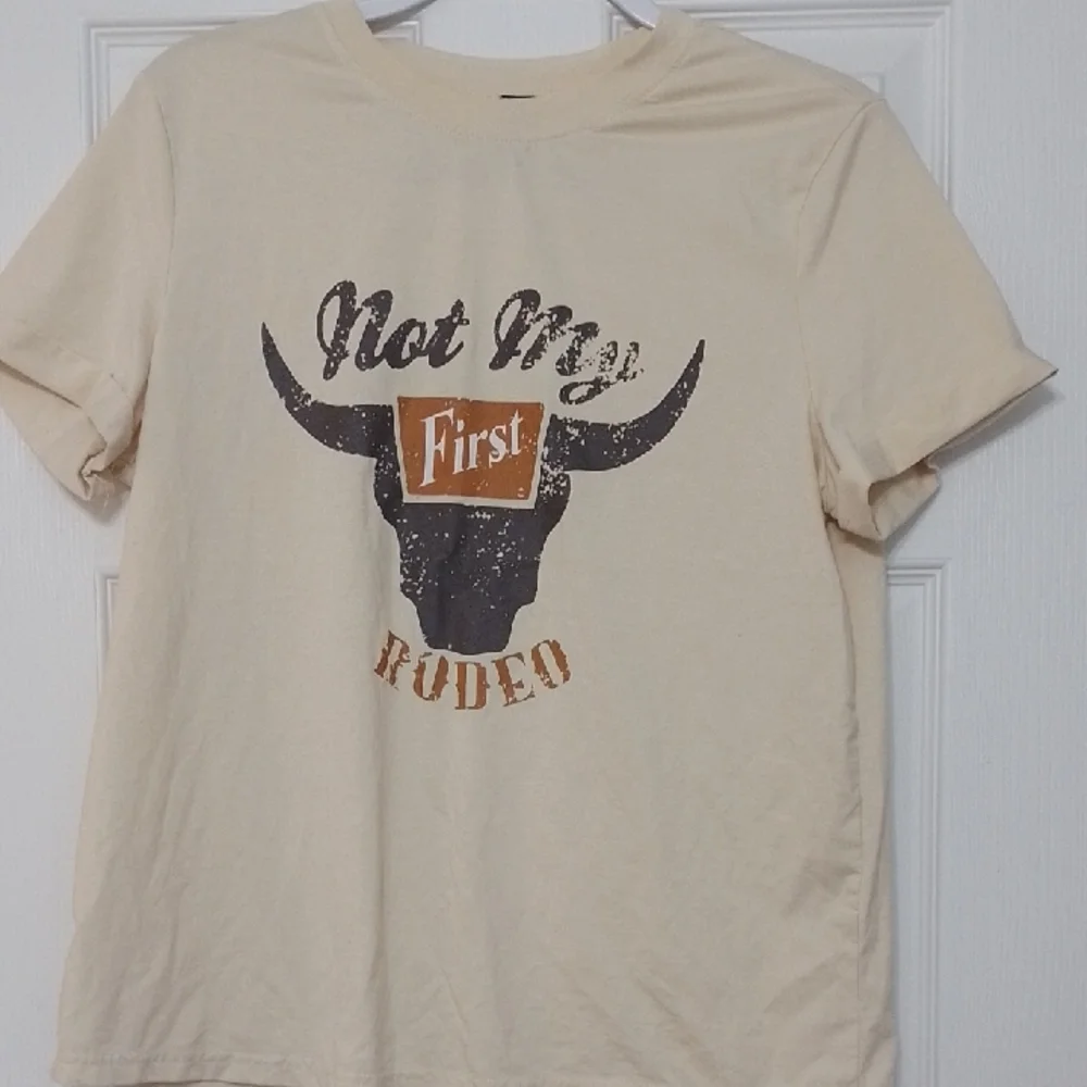 Nwot. Emery Rose Cream Short Sleeve Graphic Tee - Picture 1 of 5